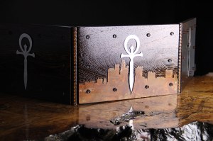 Dog Might Games - Storytellers Screen - Design: Stadt-Silhouette