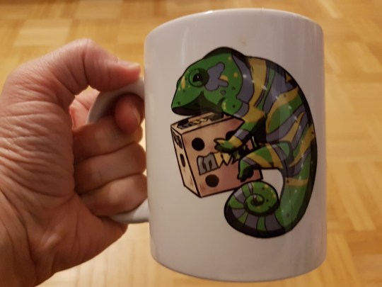 Main Würfel Convention - Flat-Rate Tasse mit coolen Würfel-Chameläon