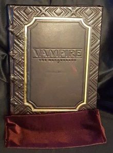 V5 Luxury Edition mit der gefalteten Samthülle in der Front