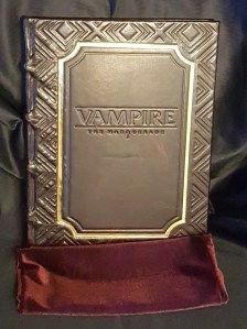 V5 Luxury Edition mit der gefalteten Samthülle in der Front (weitere Aufnahme)