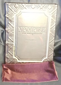 V5 Luxury Edition mit der gefalteten Samthülle in der Front (hell übersteuert)