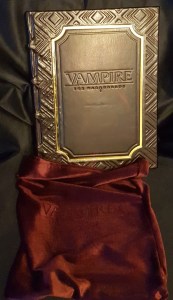 V5 Luxury Edition mit der Samthülle in der Front