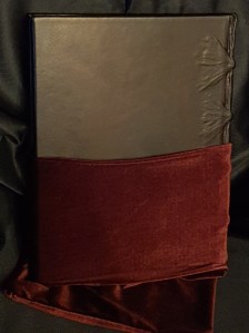 V5 Luxury Edition halb in ihrer Hülle Rückseite, zweites Bild