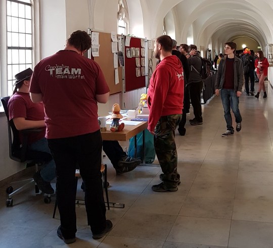 Main Würfel Convention - Gang mit Rundenaushang