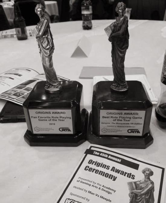 Origin Award 2019 - Trophäen Best- und Fan Favorite Role Playing Game - Aufnahme von Modiphius