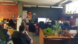 Vampire: The Masquerade - Coteries of New York - Arbeitsplatz: Briefing 2 (von weiter weg)