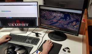 Vampire: The Masquerade - Coteries of New York - Arbeitsplatz: Am Laptop