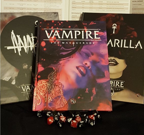 Aufbau des V5 Grundregelwerk, Anarch, Camarilla mit Würfeln und Storyteller Screen