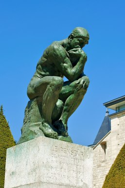 Le Penseur im Rodin Museum in Paris - Statue von Rodin