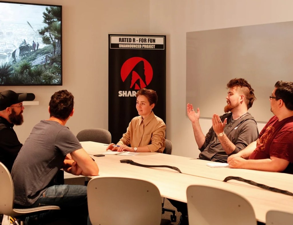 Sharkmob - Bild von Teilen des Sharkmob Teams in einem Meeting