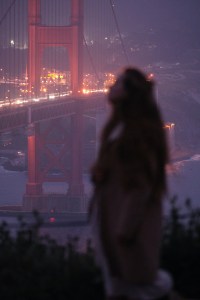 World of Darkness - Stories - 5 - Frau sieht nach oben vor der Golden Gate Bridge(Photo: Nick Bondarev)