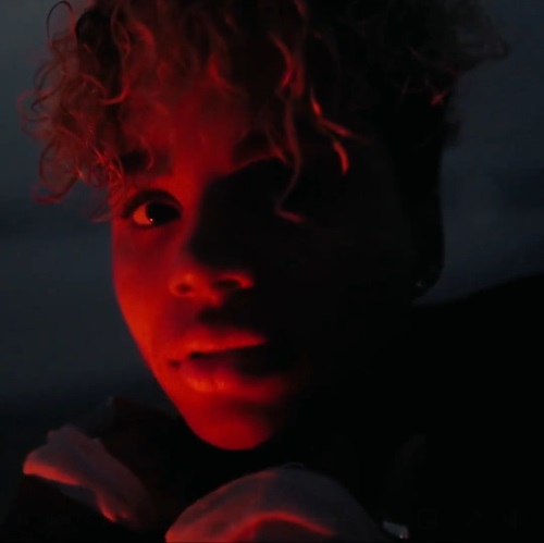 World of Darkness - Stories - 6 - Frau sieht in die Kamera bei Nacht und ist rot beleuchtet (Video: @cottonbro)