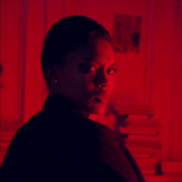 World of Darkness - Stories - 7 - Frau im Anzug sieht über ihre Schulter zurück (Video von @cottonbro)