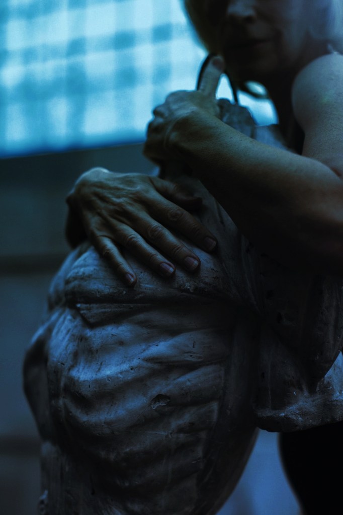 World of Darkness - Stories - 13 - 📷 @cottonbro - Frau formt Ton