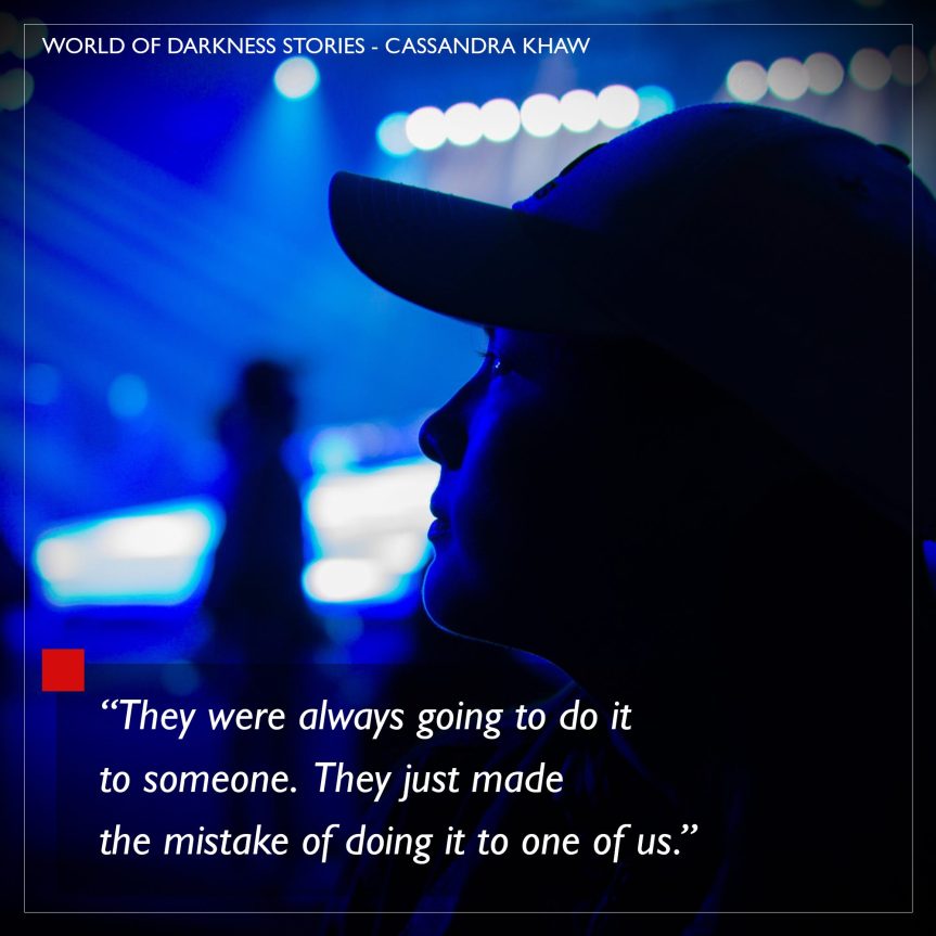 World of Darkness - Stories - 15 - Author Cassandra Khaw - Dunkelblau beleuchtete Person in einem Club