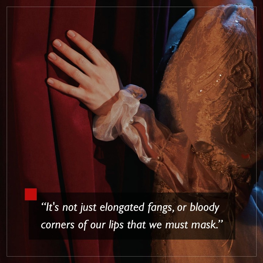 World of Darkness - Stories - 19 - Person in aufwändigen, altertümlichen Kleid greift samtenen Vorhang