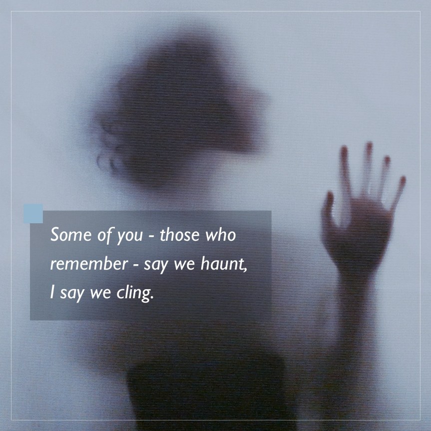 World of Darkness - Stories - 22 - Dunkle, weiblich aussehende Gestalt, die sich aus einem Nebel an ein Glas presst