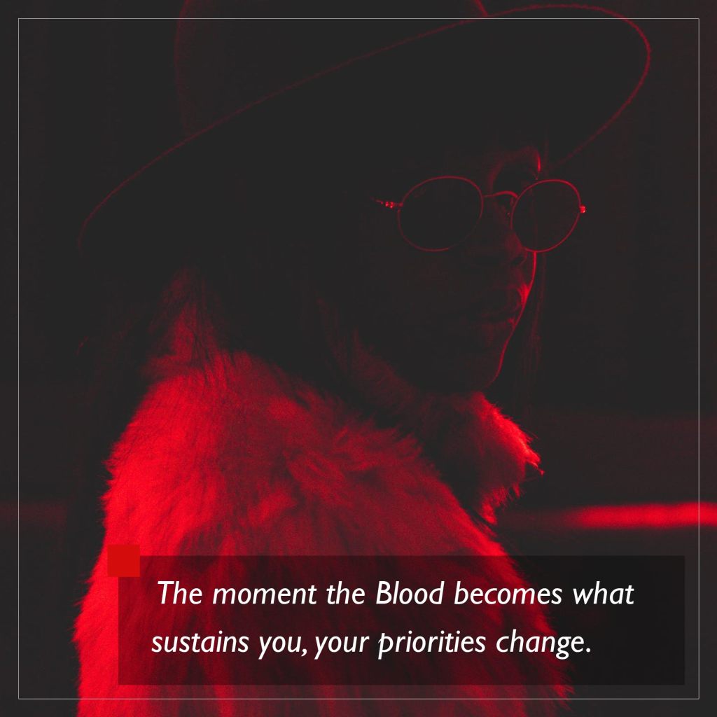 World of Darkness - Stories - 24 - Schwarze Frau in einem Pelz Mantel, mit einer Brille, in der Dunkelheit rotbeleuchtet