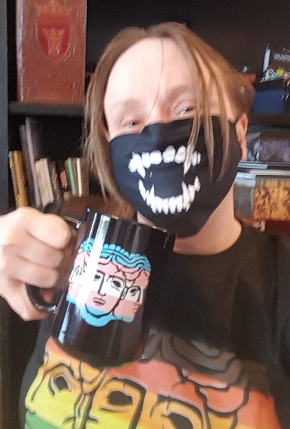 Meinereiner im Hecata LGBTQ-TShirt, mit Hecata Tasse und mit Vampir Mundschutz